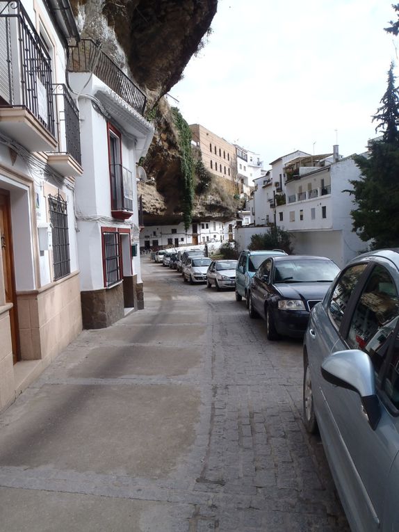 Setenil de las bodegas: un petit village proche de Rondaavec à mon goût encore plus de charme, peut être du fait que j'étais le seul touriste, et qu'il faisait assez beau et BON.Enfin vous pouvez le voir le village est semi troglodyte et construit sur les borda du Guadalporcun un petit cour d'eau qui a creusé toute la vallée et les espaces poir les maisons. Si vois devez aller manger là bas?une adresse :le bar ''La Escueva'' qui est lui aussi troglo, et son chef un vrai amoureux de cuisine, bon dans ce qu'il fait.