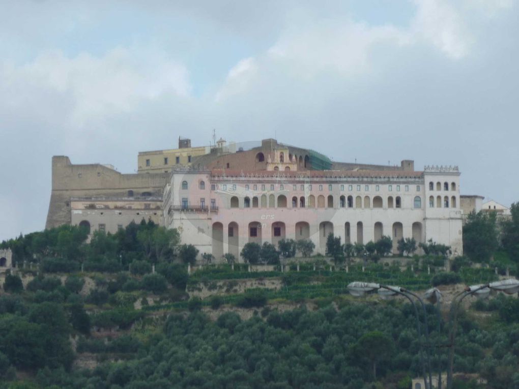 Pompéi est une cité de la province de Campanie. Elle a été détruite en 79 ap JC lorsque l'éruption du Vésuve causa la mort de 3000 personnes que l'on retrouva sous 7m de lave. La catastrophe dura 3 jour et le port de Herculanum fût aussi détruit par des coulées de boue brûlante.