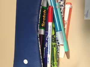 Voici une jolie trousse faite maison par une élève (Néréa) et sa grand mère :)faux cuir skaï bleu, tissus fleuri style liberty, pressions #trousse #faitmaison #diy #faitmain #fauxcuir #liberty #charlotteblabla blog