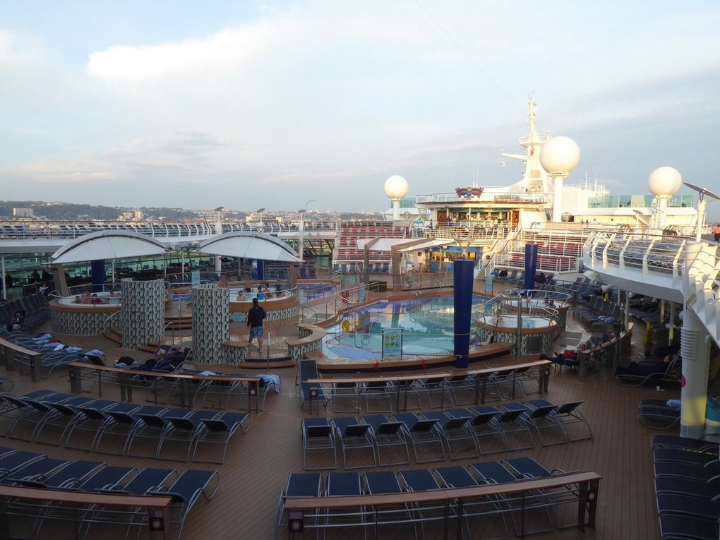 Bienvenue à bord de l'Explorer of the Seas pour cette visite réalisée de bas en haut et d'arrière en avant.