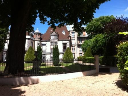 Vichy sur le fleuve Allier, le casino, un hôtel particulier