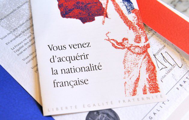 Nous avons ici la confirmation que Valls veut accorder le droit de vote aux étrangers… par des naturalisations massives ! Le nombre des naturalisations par décret pourrait dépasser de 45% celui de l'an dernier. Les heureux élus sont très majoritairement originaires du Maghreb et d'Afrique subsaharienne. Simple coïncidence à l'approche des élections? 