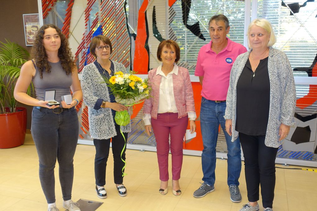 Amel Majri et l'équipe seniors de Vénissieux Handball ont reçu un trophée honneur - Photos : © Sports Vénissians