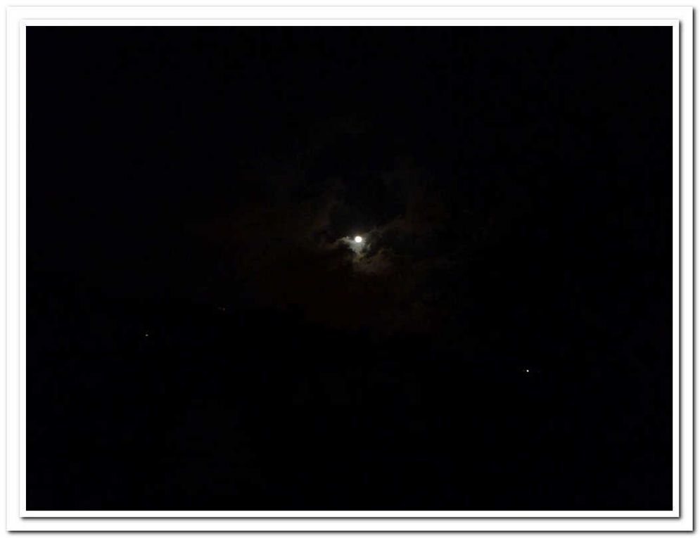De l'éclipse du 15 juin 2011 à la conjonction Lune- Mars dans les nuages.. en passant par un coucher de lune, une perle d'argent suspendue à une branche dans le matin d'hiver...