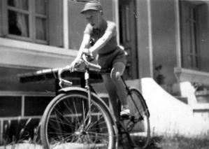 Lesparre la Tour carrée // le Farfadet en bicyclette en été 1954...