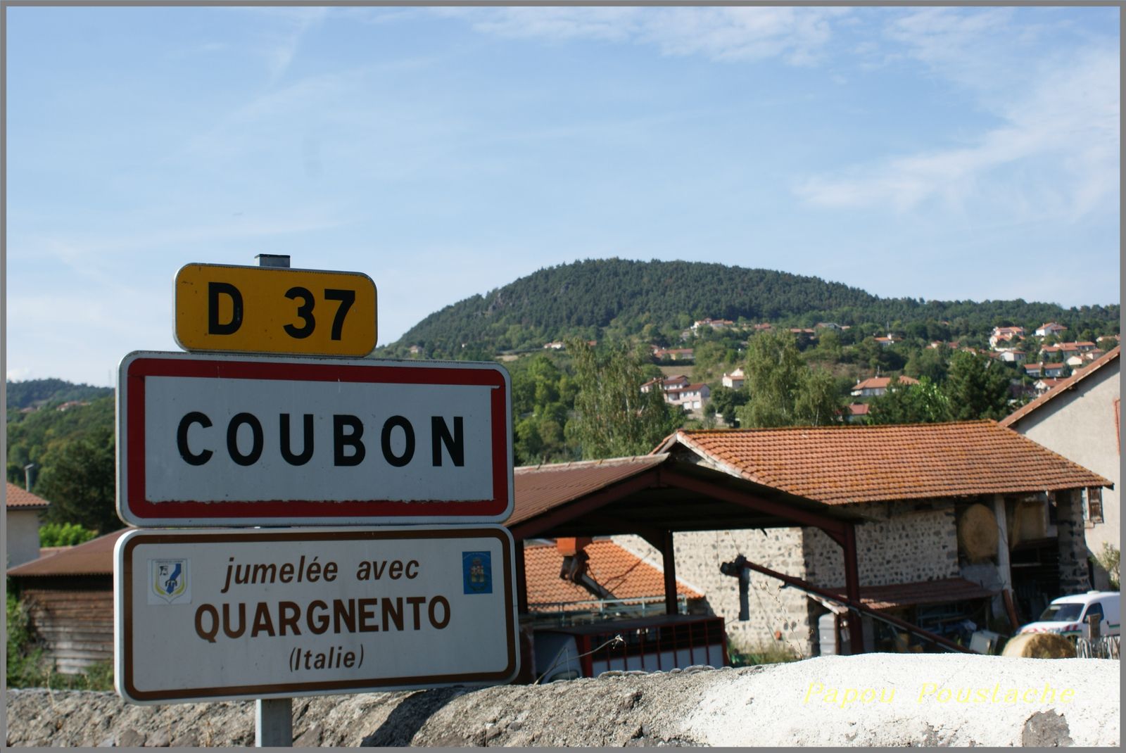La commune de COUBON se situe en Haute-Loire à proximité du Puy en Velay en région Auvergne Rhône Alpes  Traversée par la Loire, Coubon se situe aussi à quelques kilomètres du Puy-en-Velay (7,7 kms) et de Brives-Charensac (4,6 kms). La commune est traversée par la Laussonne affluent de la Loire.
