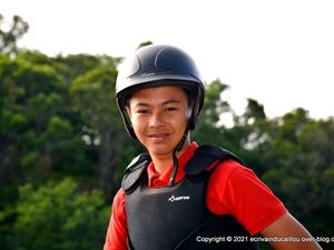 Equitation en Nouvelle-Calédonie avec l’inusable Adeline Quesnel monitrice à l’Etrier