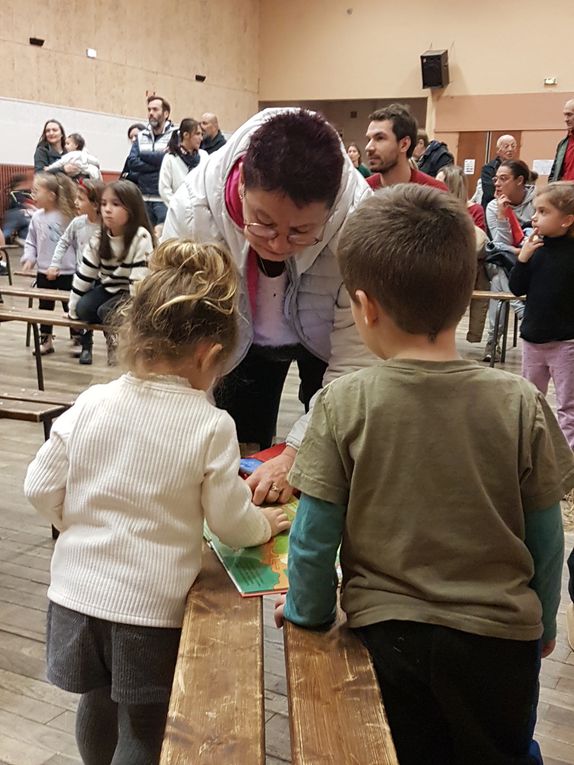 Mane - Distribution de cadeaux aux enfants de l'école