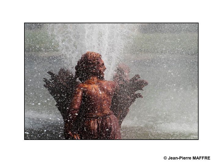 L’eau et la lumière du parc de Versailles deviennent cristal dans un décor où la mythologie rejoint le fantastique.