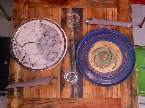 Fidèle à cette tradition, Gwenaëlle souhaite que sa crêperie célèbre les ingrédients frais, le goût du vrai, non seulement par ses recettes, mais aussi par son mobilier. L’ensemble reflète son ambition : une cuisine sincère, servie sur des tables pleines de sens.