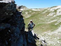 La première des trois pointes sous le sommet. On entame la montée en recherchant les passages les moins délicats. Chemin faisant le rocher dessine un visage humain.