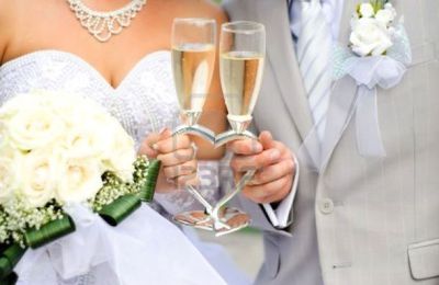 Des flutes à champagnes personnalisées pour les mariés 