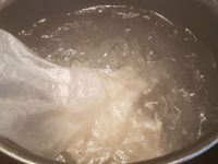 1 - Faire cuire 1 sachet de riz dans une casserole suivant indication sur le paquet. Faire cuire les oeufs de caille pendant 4 mn dans l'eau bouillante. Tailler les olives noires en petits dés.  Laver les tomates rondes, couper le haut (au 2/3), et les évider. Oter le jus et les pépins, garder la chair et la tailler en petits morceaux. Retourner les coques de tomates évidées et les chapeaux sur du papier absorbant . 