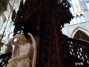 Magnifique Lucifer au pied de la chair de la cathédrale St Paul et son cloître.