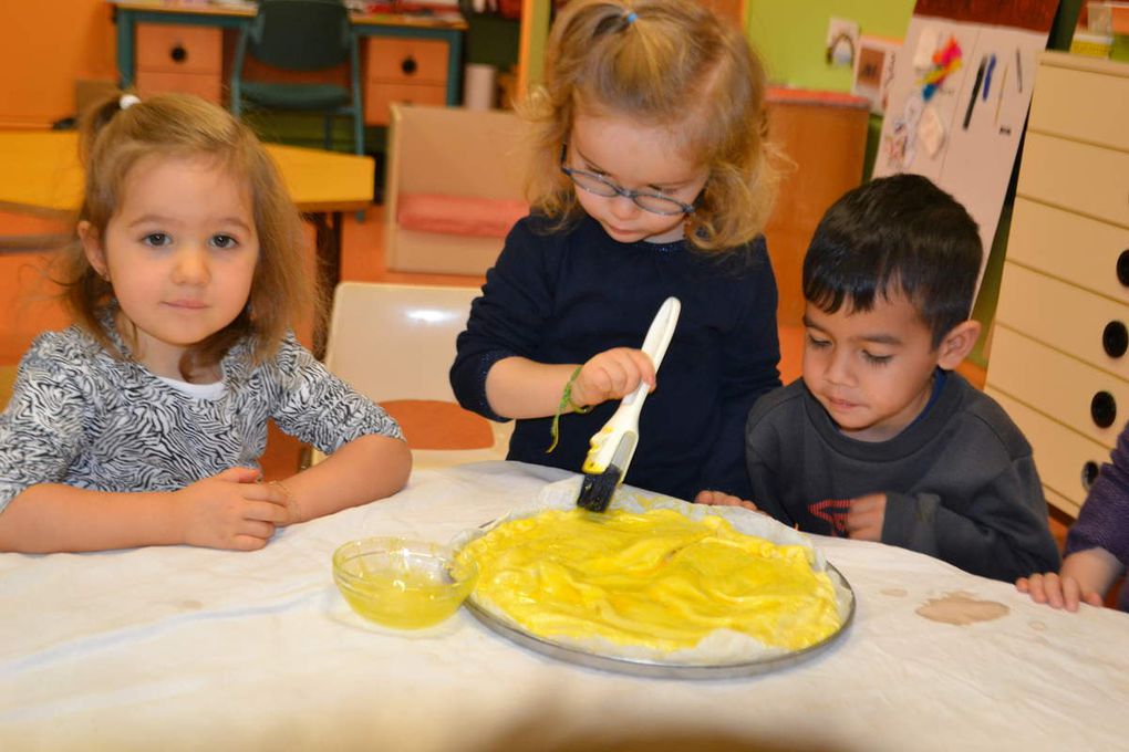 Trop drôle : on a peint les galettes avec du jaune d'oeuf !! et on a fait des traces sans appuyer avec une fourchette !