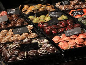 Fabrication de trufes - Chocolats divers - Salon du chocolat de Lyon 2014