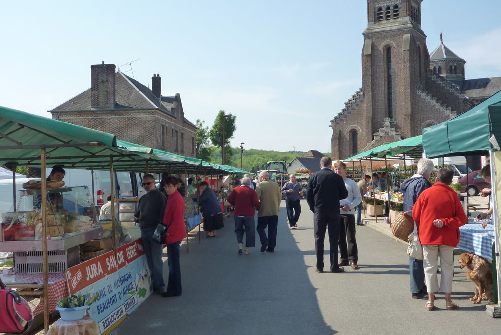 Le marché campagnard de Combles a lieu le 1er dimanche de chaque mois, le président est Mr Jean-Marie Flory.
C'est l'occasion, en venant acheter les produits de notre terroir, de se rencontrer et de discuter.