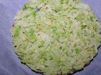 3 - Peler et écraser la gousse d'ail avec le plat d'un couteau. Faire revenir l'ail dans une poêle avec le beurre, rajouter le chou égoutté et laisser étuver à couvert, puis incorporer la moitié de la sauce à la crème, rectifier l'assaisonnement si besoin . Remettre le four à préchauffer th 6 (180°). Découper les pommes de terre en rondelles de 2 à 3 mm d'épaisseur, tailler la saucisse en rondelles de la même façon. Remettre le cercle autour de la pâte, étaler une couche de chou en tassant un peu, ôter le cercle et disposer les rondelles de saucisse, puis celles de pommes de terre au centre. Enfourner le tout pour 10 mn environ th 6 (180°). Déguster dès la sortie du four en rajoutant un peu de sauce au centre de la tarte fine pour un bel effet visuel.