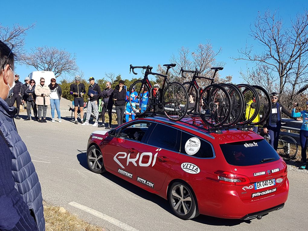 En piste, à pinces, à vélo