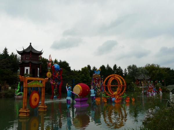 Ce magnifique jardin abrite plusieurs pavillons, le chinois, le japonais, le jardin alpin et d'autres encore. Nous avons eu la chance de le visiter pendant le fameux événement de la Magie des Lanternes...