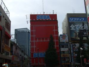 Un quartier gigantesque, aux rues énormes et emplies de piétons. Sans doute est-ce parce que nous sommes Dimanche, mais les routes sont barrées.