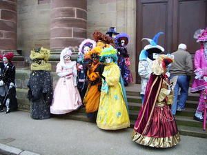 Jusqu'à 140 personnes costumées dans les rues de Rosheim. Manifestation organisée par l'association des professionnels du canton de Rosheim