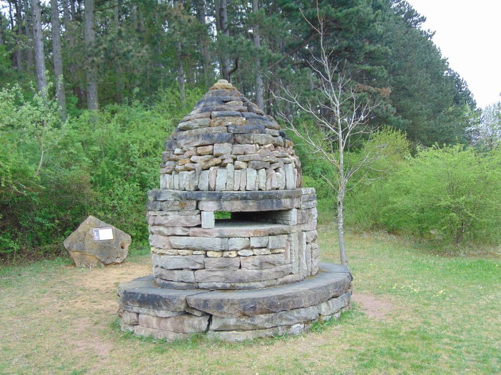 A la lisière des bois, notre circuit passe à côté du "Casque", chorten réalisé en grès des Vosges.