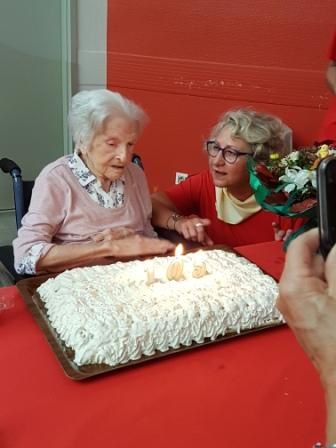 Applaudissement des résidents, des familles et de tout le personnel pour les 105 ans de Mme Molines.