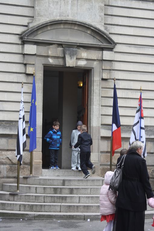 Photos de la signature de la Charte Ya d'ar Brezhoneg pour la ville de Nantes, le 6 avril 2013, dans la salle Aristide Briand de l'Hôtel municipal Rosmadec