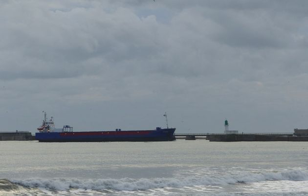 Rentrée d'un sablier dans le chenal du port des Sables d'Olonne