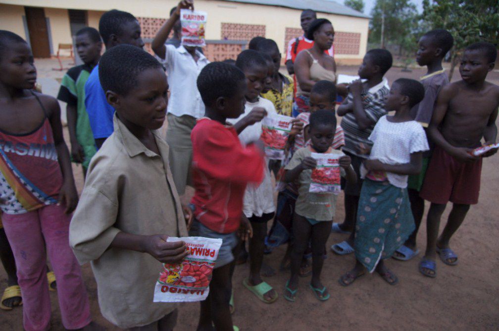 Distribution des bonbons du conteneur reçu en 2011 grâce aux efforts de Franziska et Leo Strauch d'Allemagne. Le nom de photo indique en même temps le lieu de la paroisse. C'est juste quelques exemples, car tous les diocèses du Togo et quelques p