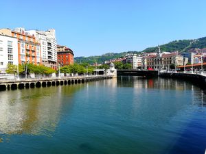 Le Pont et les vues sur la rivière