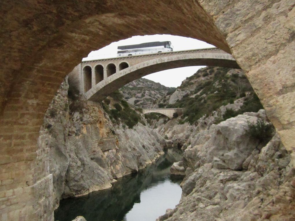pont ancien du XI ° siecle et gorge de l'herault