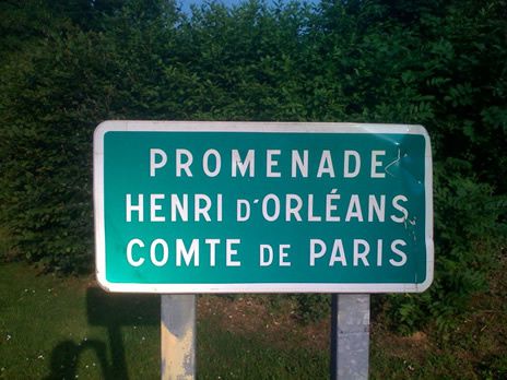 Ils suffit à n'importe qu'elle badaut visitant l'une des villes de l'ancien Royaume des Lys de lever un peu les yeux et il pourra apercevoir par si et là de nombreuse fleurs de lys, mais égallement, des armoireries royale...