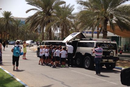 Là on sait qu on est à Dubaï quand la limo vient chercher les enfants à l école pour un anniversaire !!