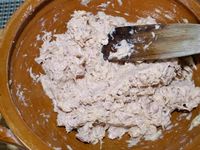 2 - Préparer la base de la "pizza" en émiettant le thon dans une jatte, rajouter 3 oeufs entiers, mélanger, incorporer ensuite le fromage blanc. Bien mélanger et assaisonner avec sel et poivre. Votre base de "pâte" est prête !! 