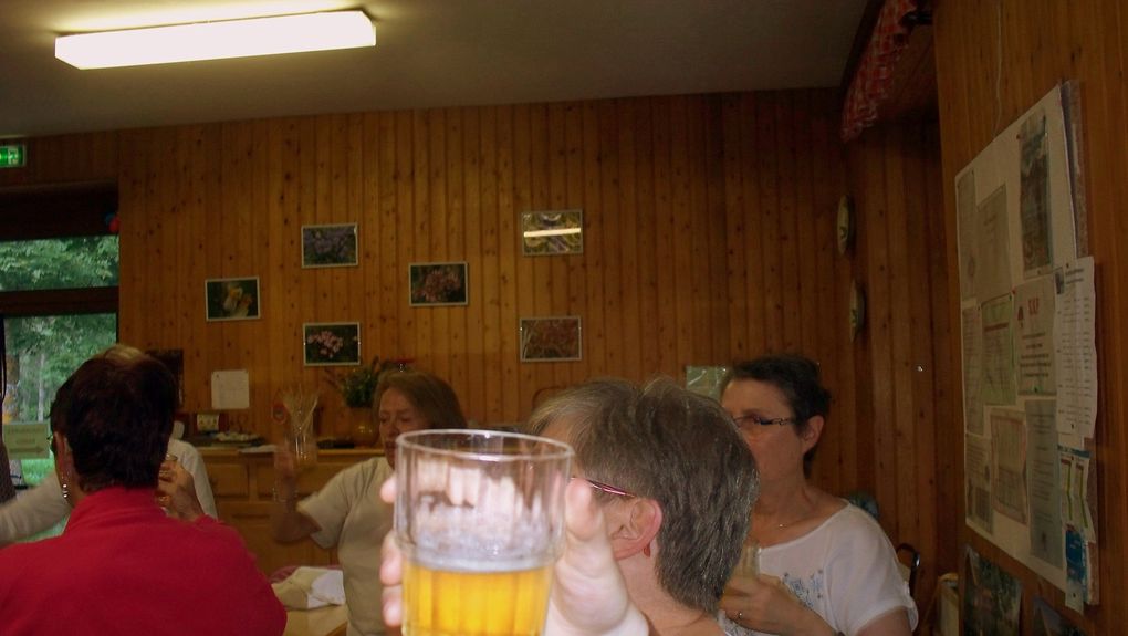Vers 19h30, apéro ! On chante toujours "verre en haut, verre en bas...."