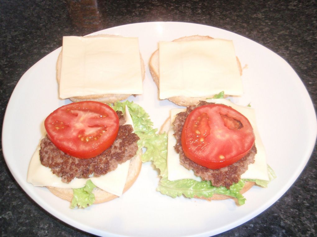 De la viande hachée grillée, une tranche de tomate fraîche, de la salade et du fromage, servi avec 3 frites, un régal ! Mieux que Mac Do ! :-)