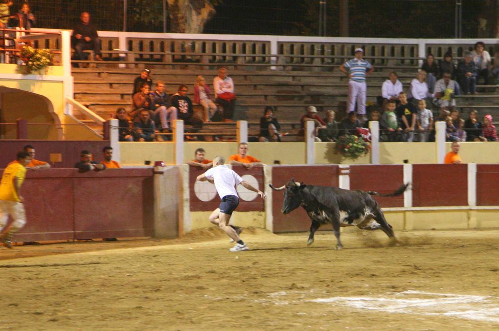 Arènes Parentis 13-08-2010
Croque-vache contre les Pompiers!!