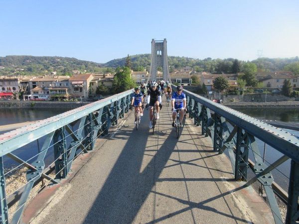Après quelques km en Ardèche on traverse la rivière éponyme pour passer dans le Gard à Aiguezes.