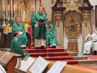 Messe présidée par Mgr Gintaras Grušas, président du CCEE, célébrée à l'église de Tous les Saints.