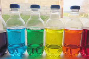Les bouteilles d'eau colorée