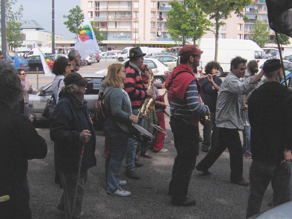 Rassemblement et manifestation du 1er mai 2011 à La Madeleine (Evreux)
Photos PR