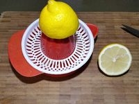 1 - Laver les pommes (les préférer du jardin ou bio si possible) et les couper en quartiers. Les passer à la centrifugeuse pour en extraire le jus. Verser le jus dans une casserole. Presser le citron. Incorporer le jus du citron dans la casserole ainsi que le sucre. Porter à ébullition sans cesser de remuer. Laisser cuire 5 mn. Ajouter le calvados puis l'agar agar. Maintenir à ébullition encore 3 mn tout en remuant. 