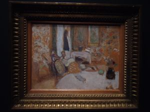 En haut, Bonnard "La manucure" 1912; en bas Vuillard "Deux femmes dans un salon" entre 1903 et 1904 et "La visite chez Madame Hessel" vers 1905