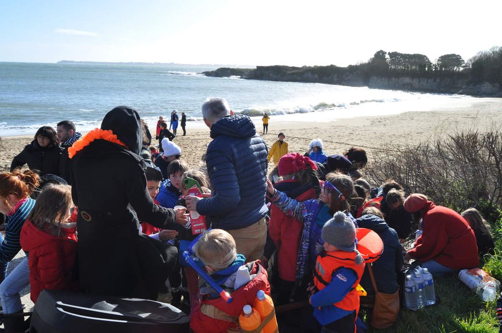 Cette année le temps ne nous a pas permis d'aller jusqu'au port de Lomener, cependant nous avons profité d'une éclaircie l'après-midi pour présenter notre petit spectacle dans la cour avant d'aller prendre le goûter à la plage.