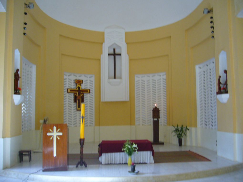 suite de la visite, avec un passage inoubliable au musée d'art khmer, où on ne peut photographier qu'à l'extérieur, dans la seule église catholique de la ville, un après-orage tropical mémorable...