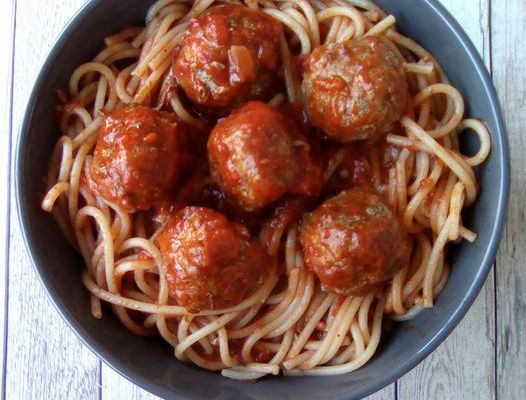 SPAGHETTIS AUX BOULETTES DE BOEUF SAUCE TOMATE BASILIC OIGNON