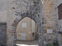 Portes d'entrée fortifiées : permettent d’accéder à son centre, au travers de ruelles et de venelles très typées. 