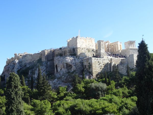 L'Acropole de jour, l'Acropole au couché de soleil et l'Acropole sous la lune 